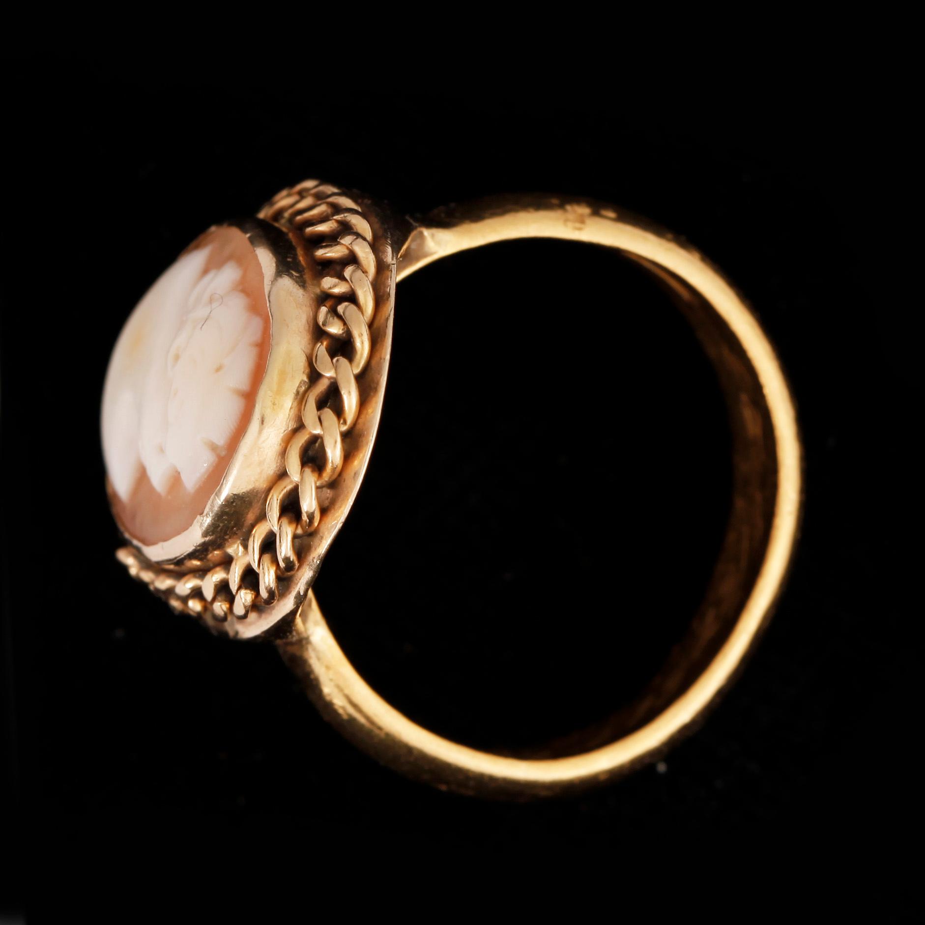 RING, 23 K guld med camé, Gustaf Walter Wastesson, Stockholm, 1923. Vikt ca 10,6g.