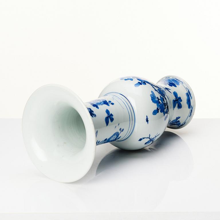 A Chinese blue and white 'Yen-Yen' Vase, Qing dynasty, Kangxi (1662-1722).