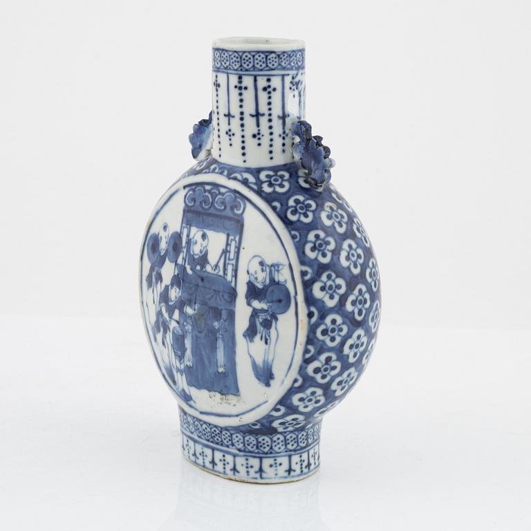 A blue and white pilgrimvase, Qing dynasty, 19th Century.