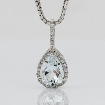 HALSSMYCKE, 18K vitguld med droppformad akvamarin  1,25 ct. Vikt 5,66 g.