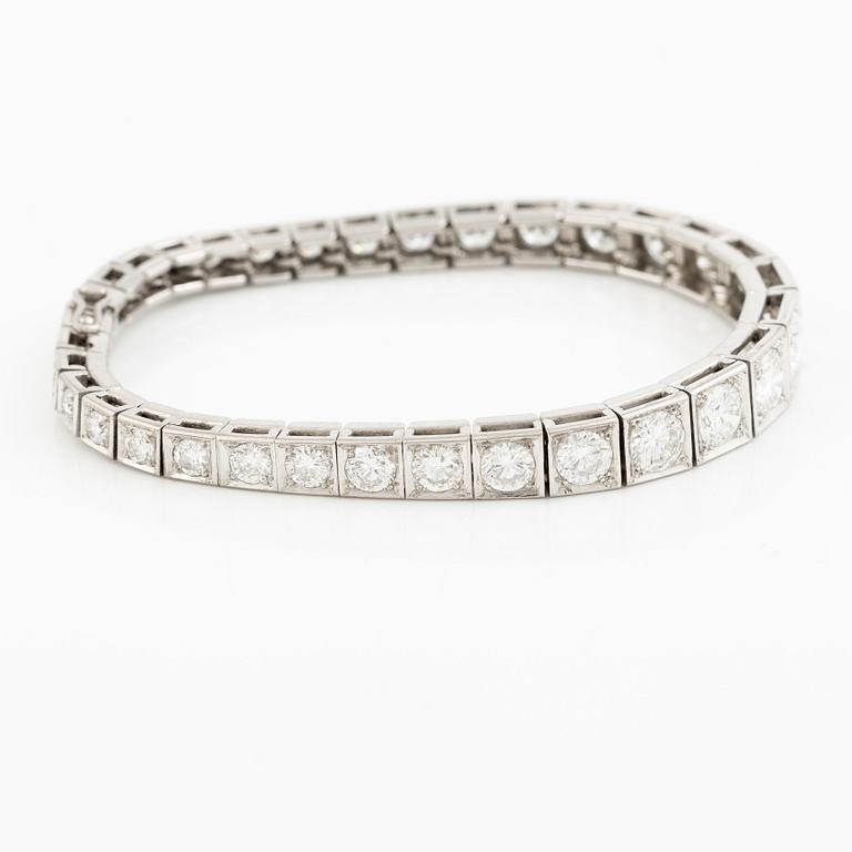 Tennisarmband 18K vitguld med runda briljantslipade diamanter.