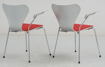 KARMSTOLAR, ett par, "Sjuan", Arne Jacobsen, Fritz Hansen, 1990.