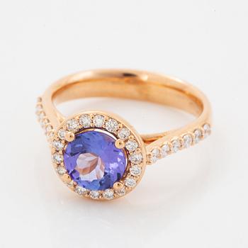 Ring 18K guld med en fasettslipad tanzanit.