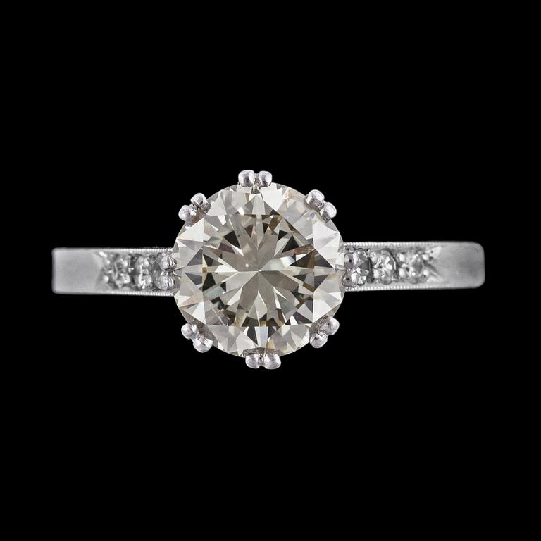 RING, briljantslipad diamant 1,56 ct, samt på sidorna åttkantslipade diamanter, tot. ca 0.06 ct. Göteborg, 1953.