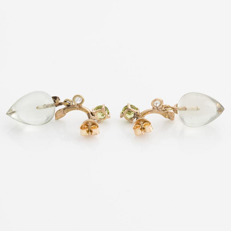 Earrings with drop-shaped green quartz, peridot, and brilliant-cut diamond.