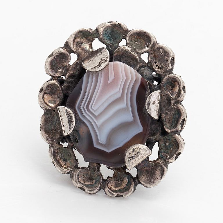 Pentti Sarpaneva, sormus, hopeaa ja akaatti. Turun Hopea, Åbo 1973.