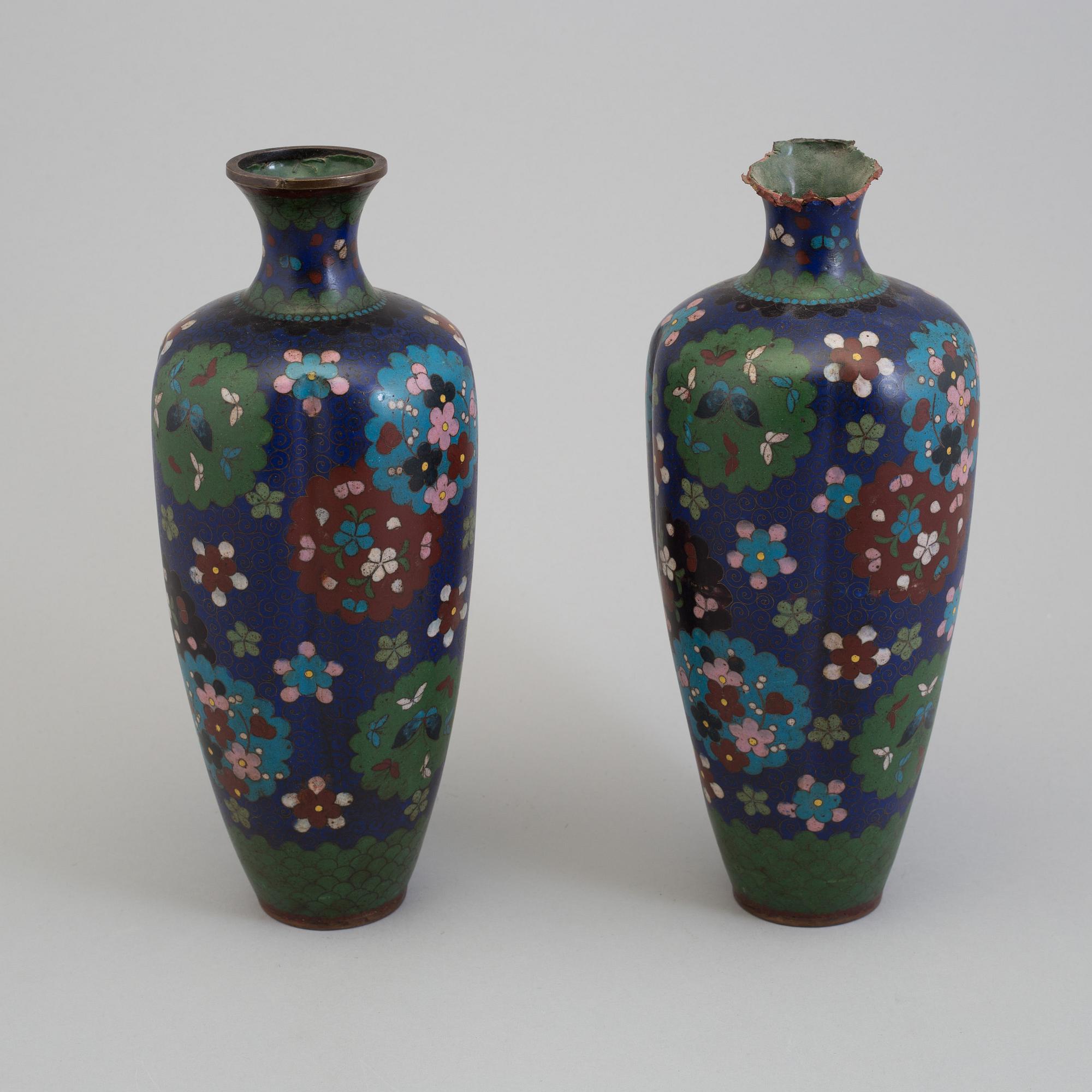 VASER, ett par, cloisonné. Kina, 1900-tal.