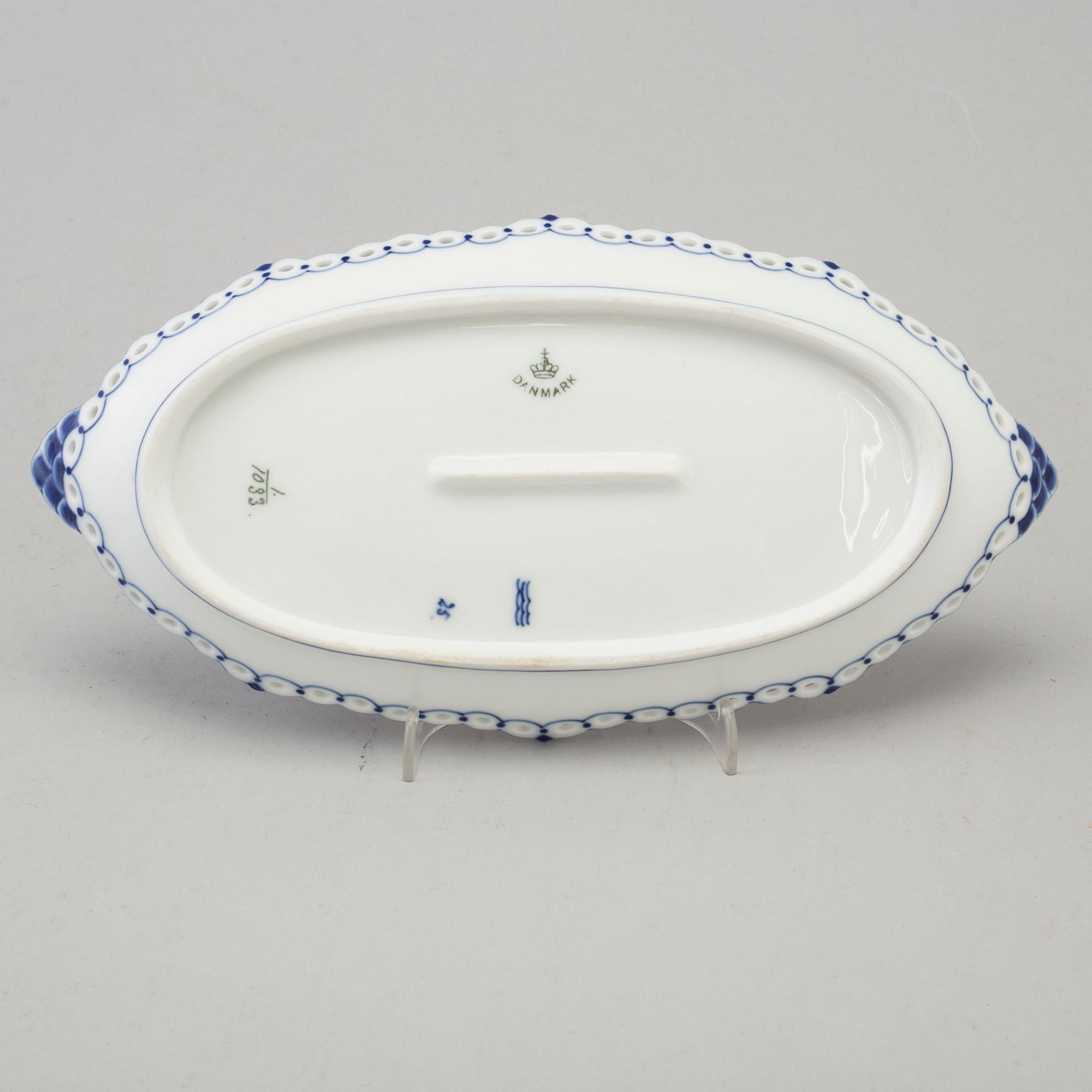 21 pieces of porcelain tableware from Royal Copenhagen, model "Musselmalet", 20th century.