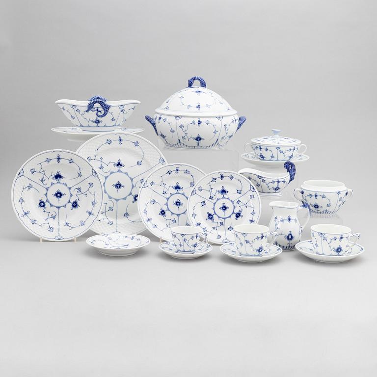 A 81 piece dinner service, "Musselmalet", Bing & Grøndahl.