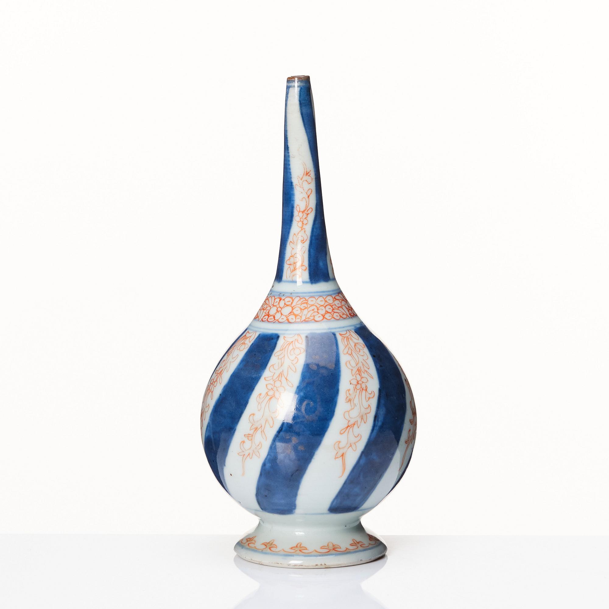 An imari water sprinkler and a dish, Qing dynasty, Kangxi (1662-1722).
