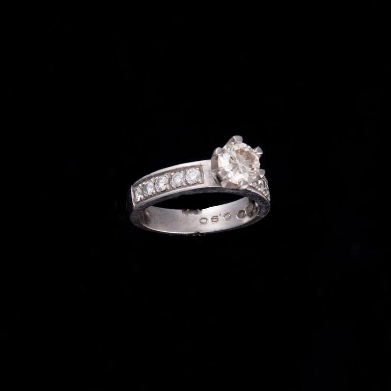 RING, 14K vitguld, briljantslipad diamant ca 0,80 ct, sidostenar tot. ca 0,20 ct. Vikt 5,9 g.