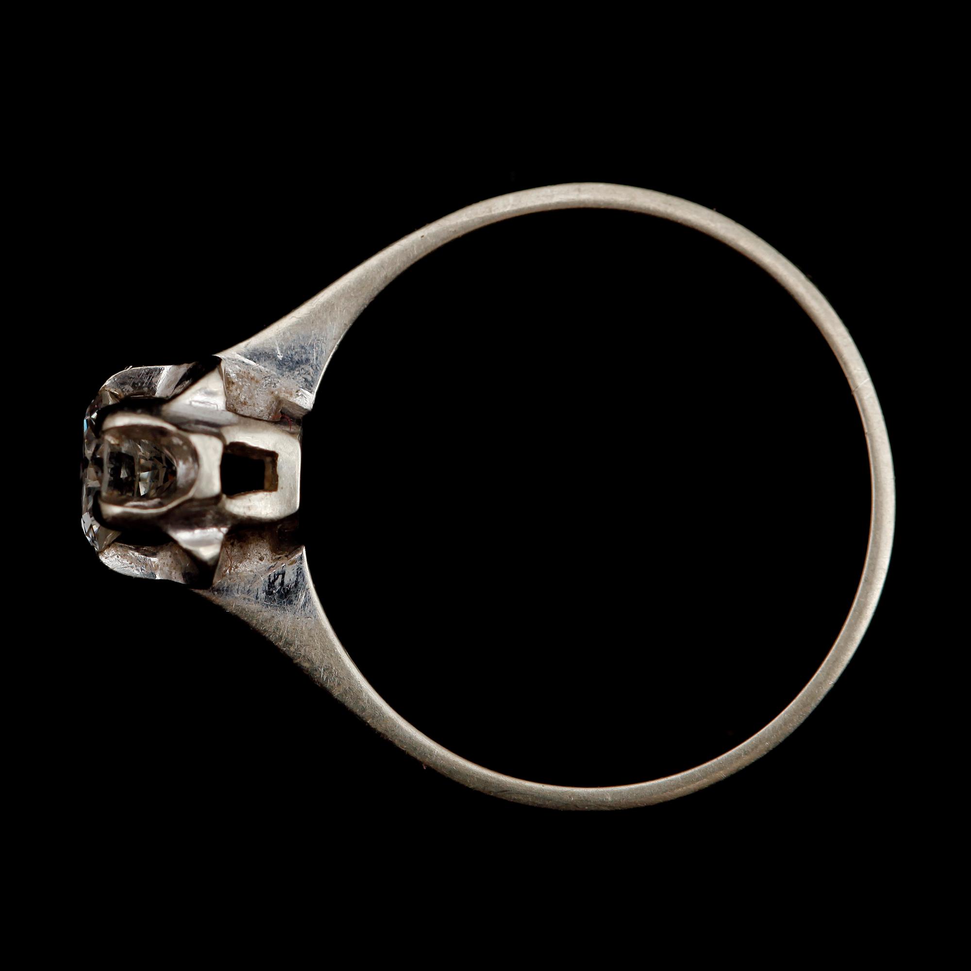 RING, 18 k vitguld, med briljantslipad diamant 0.45 ct enligt gravyr. Total vikt ca 2 g.