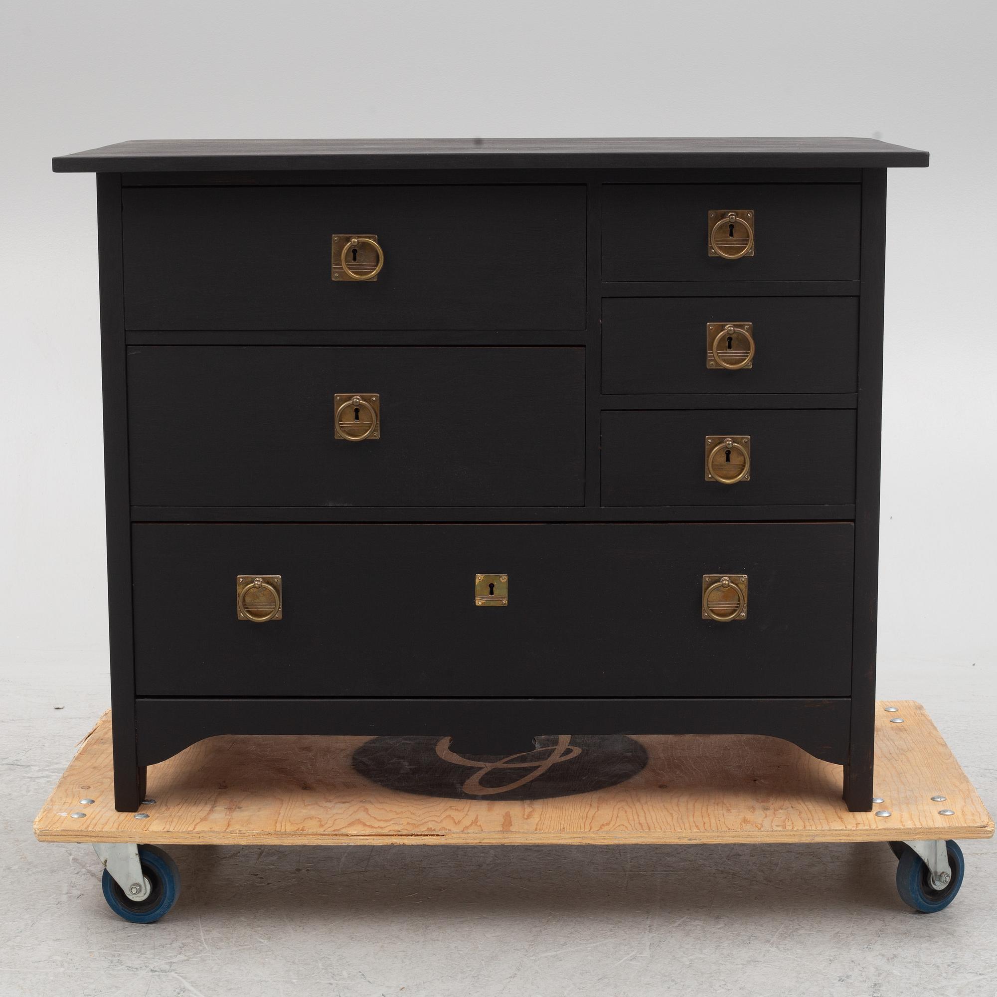 A chest of drawers, early 20th Century.