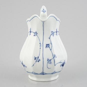 Kanna, porslin, Royal Copenhagen, "Musselmalet", modell 355, 1969-73.