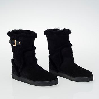 A pair of boots by Loius Vuitton, size 39.