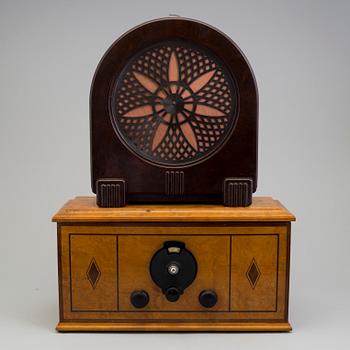 A radio and a loudspeaker, including Philips, 1930´s/40´s.