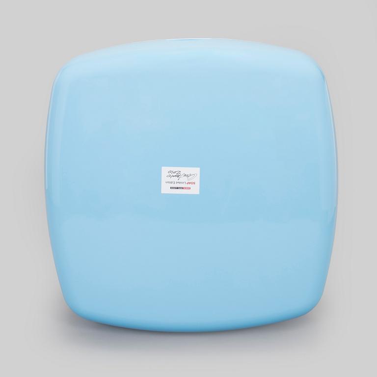 Eero Aarnio, "Soap-tuoli" Artekno, signeerattu Eero Aarnio, 2010.