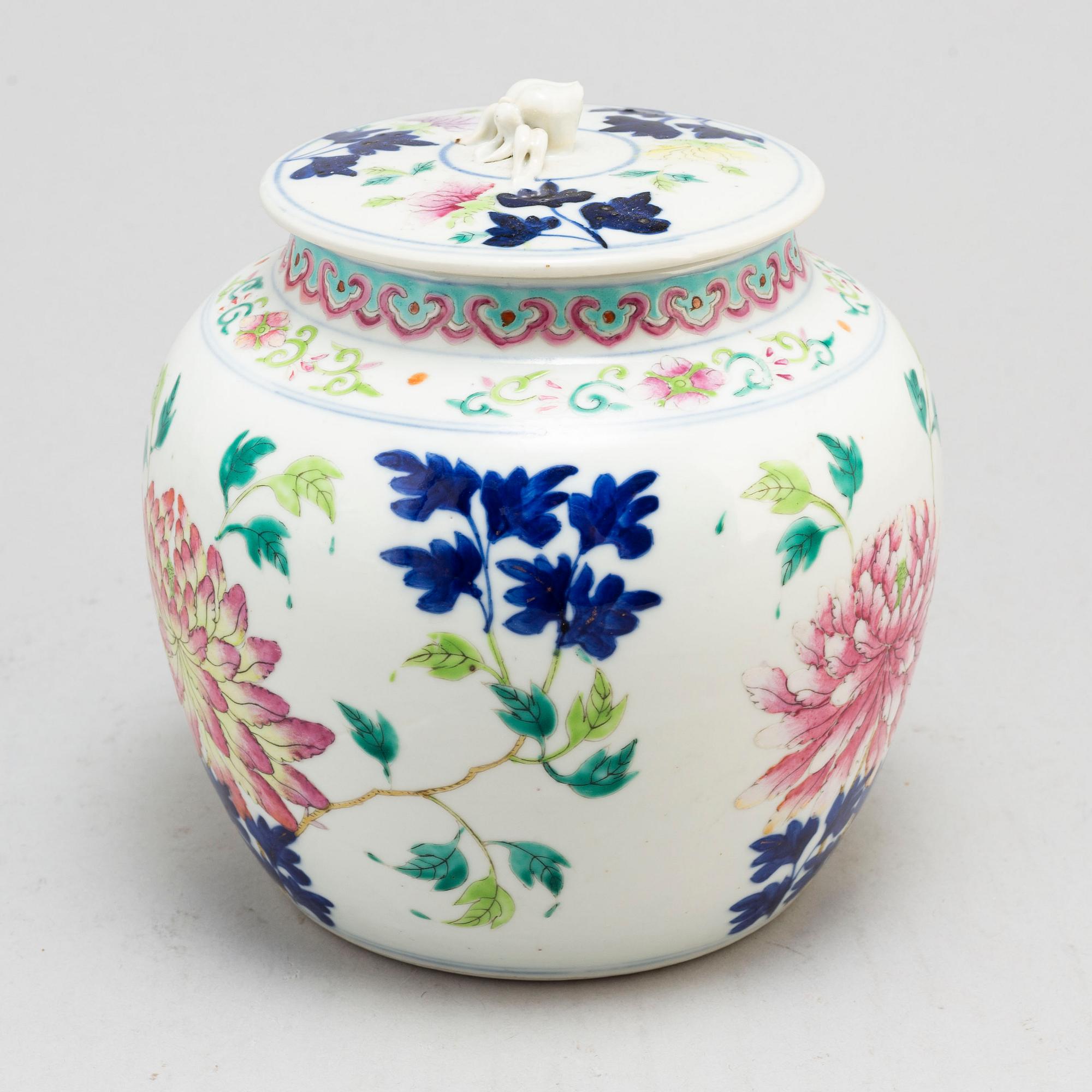 URNA med LOCK, porslin. Qingdynastin, 1800-tal.