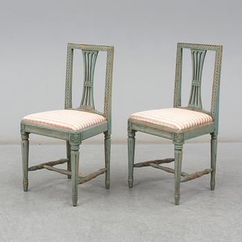 A pair of Gustavian-style 19th century chairs.