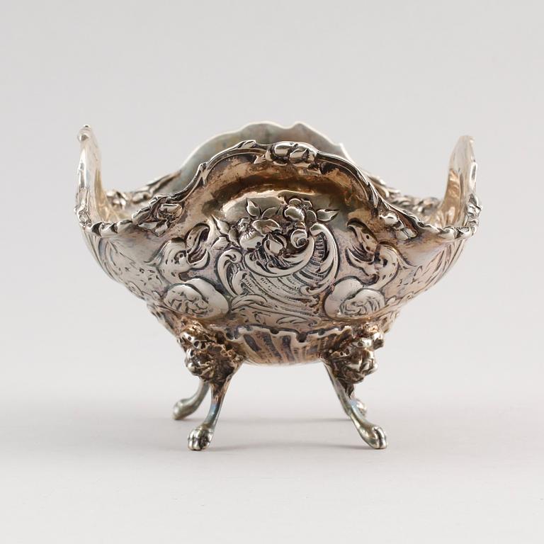 SKÅL, rokokostil, otydliga stämplar, omkring år 1900. Vikt ca 235 gram.