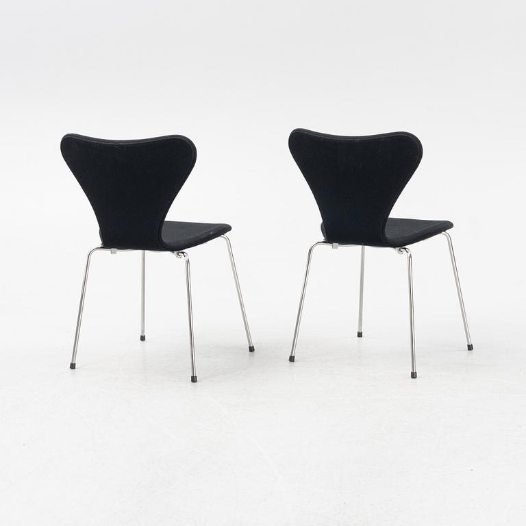 Arne Jacobsen, a set of six 'Series 7' chairs from Fritz Hansen, 21st Century.