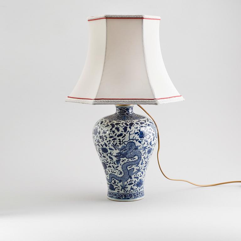 BORDSLAMPA, porslin, Kina, sannolikt 1900-/2000-tal.