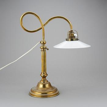 BORDSLAMPA, mässing, 1900-talets början.