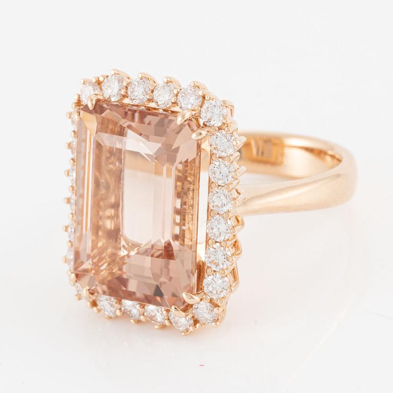 Ring, cocktail ring, 18K rose gold with a large morganite and brilliant-cut diamonds.