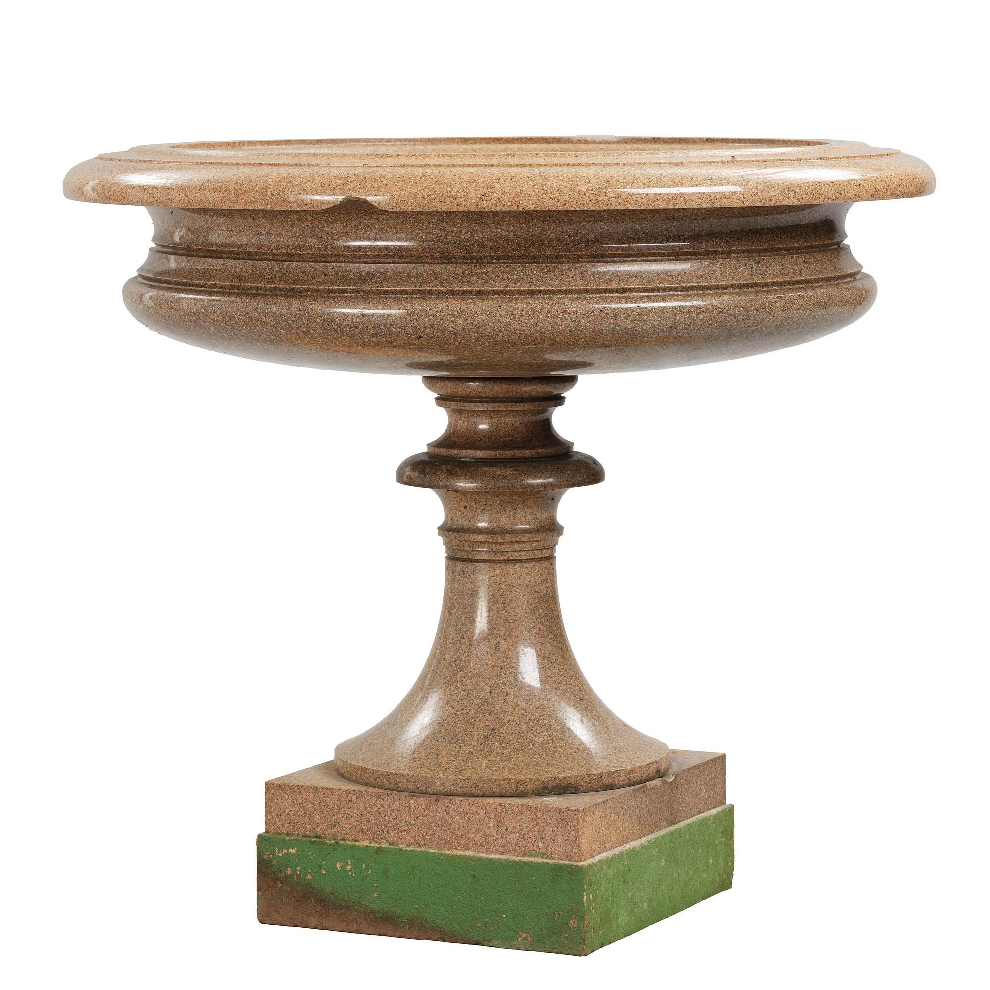 A massive Gardenurn, red Bohus granite, made circa 1905. Empire style.