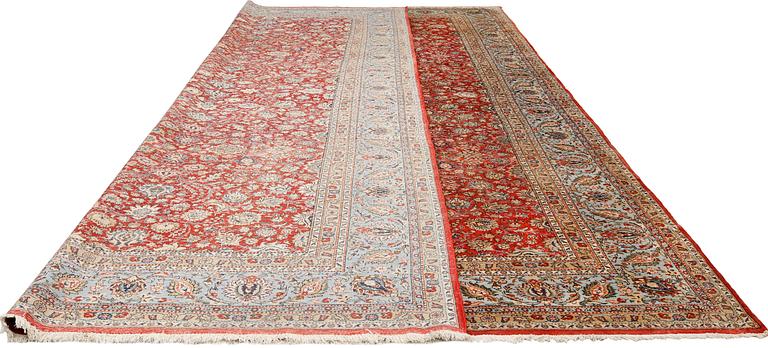 A part silk Sarouk carpet, approx. 530 x 365 cm.