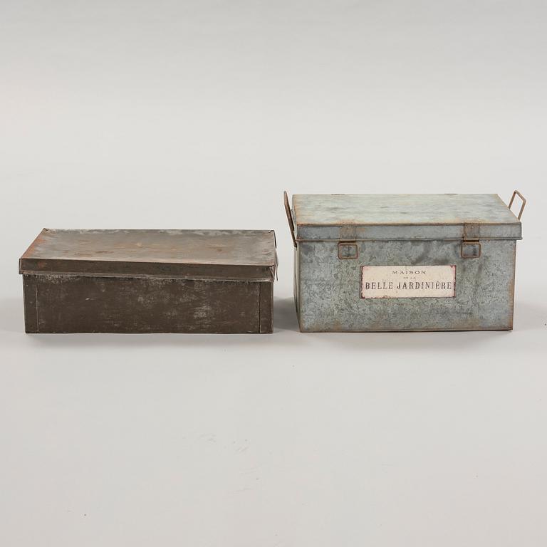 A set of 14 pcs metal boxes.