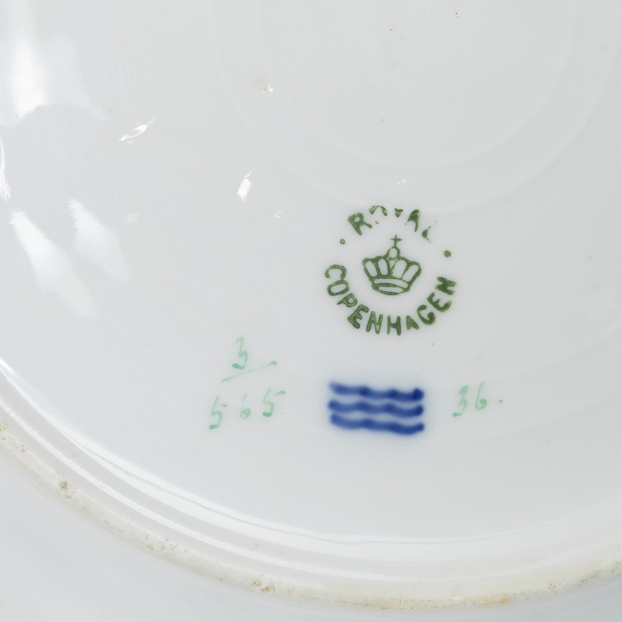 Royal Copenhagen, A green Musselmalet (green fluted) soup plate, model no 565, 1898-1923.