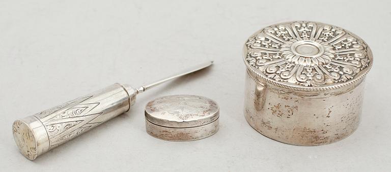 SILVERFÖREMÅL, 3 delar, bla Adolf Zethelius, Stockholm 1835. Total vikt ca 107 g.