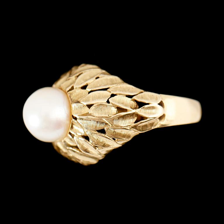 RING, 18 k, guld, med odlad pärla. Total vikt ca 5 g.