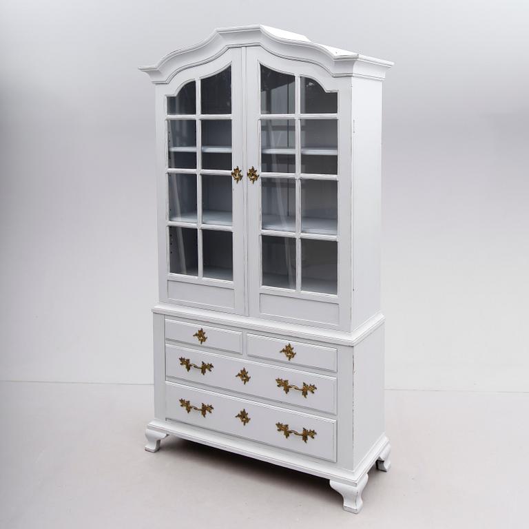 VITRINSKÅP, Åmells, 1900-talets andra hälft.