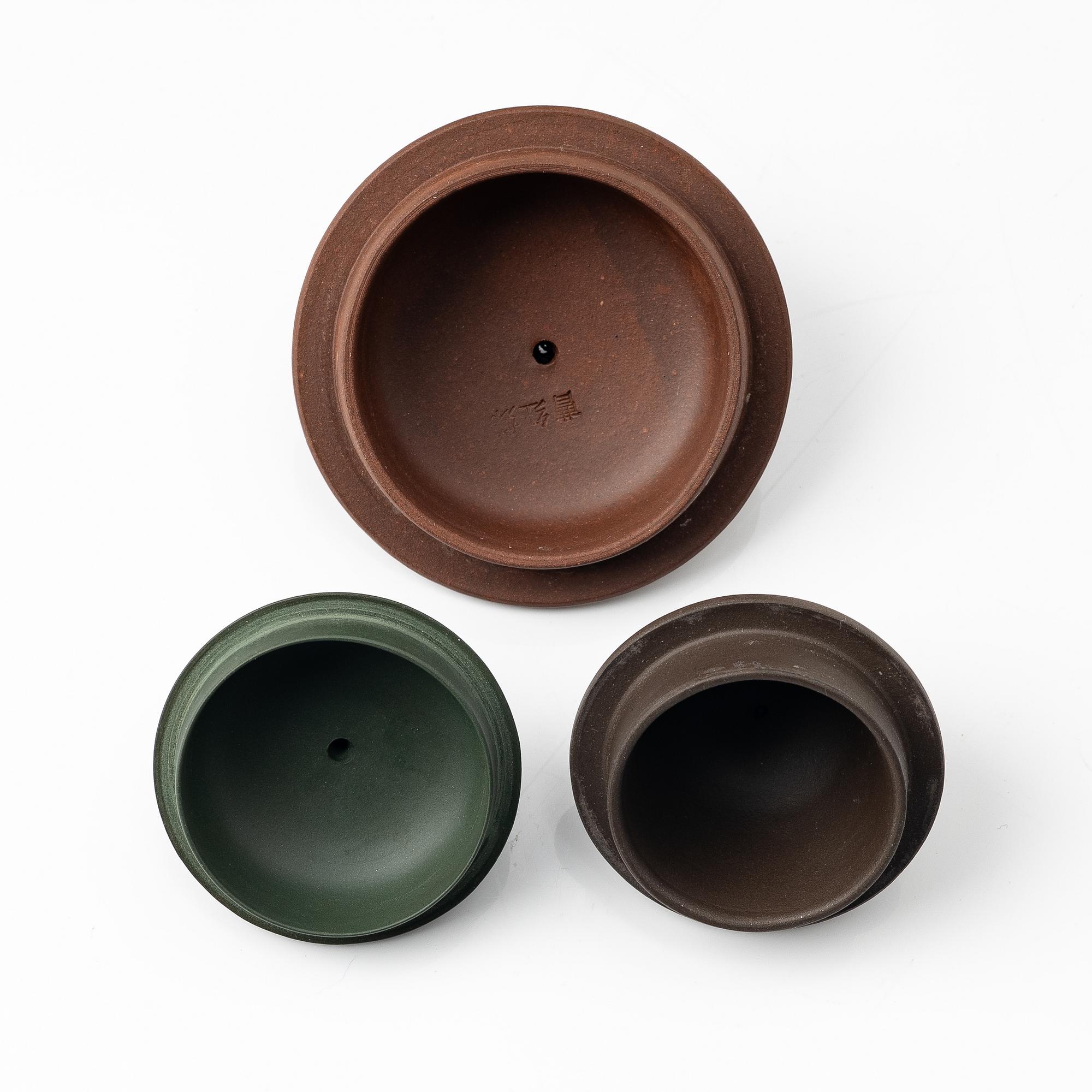 A group of three Chinese yixing teapots, 1970/80s.