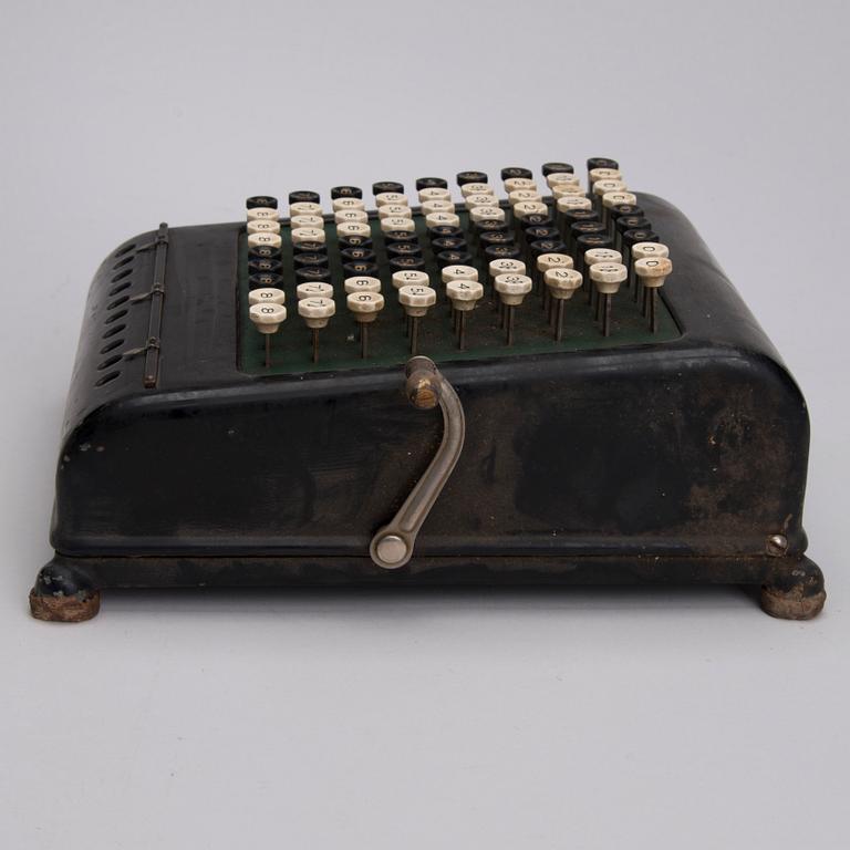 RÄKNEMASKINER 2 st, Burroughs calculator och Trinks-Brunsoiga, 1900-talets första hälft.