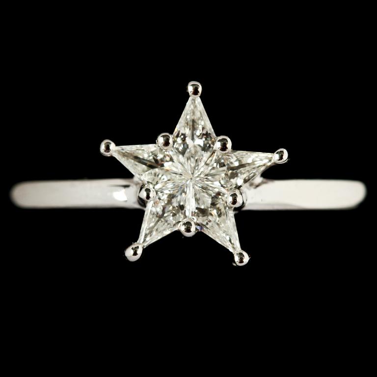 RING, 18k vitguld med 5 fasettslipade diamanter, tot 1.95 ct. Tot vikt 3 g.