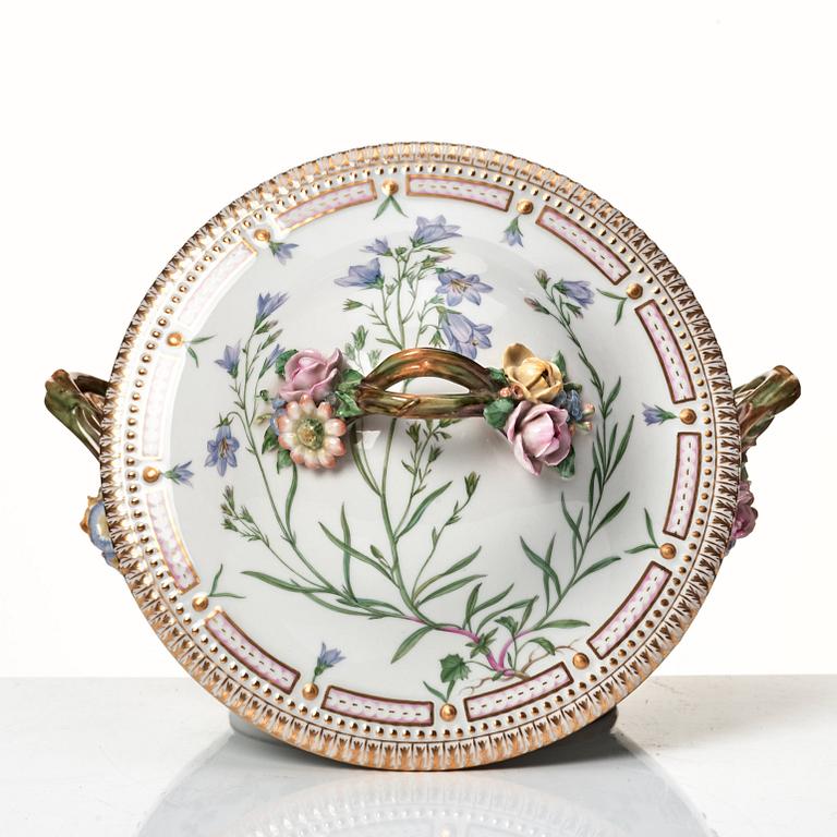 Terrin med lock och fat, porslin. Royal Copenhagen, "Flora Danica", Danmark, 1900-tal.