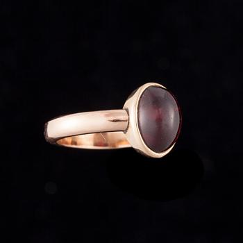 RING, 14K guld, cabochonslipad granat. Vikt ca 5,3 g.