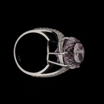 A kunzit ring, 22 cts. set with brilliant cut diamonds tot. 1.28 ct.