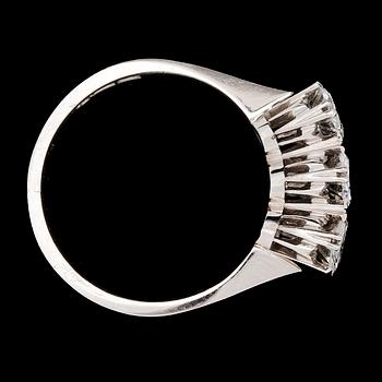 RING, tre briljantslipade diamanter, tot. 1.10 ct.
