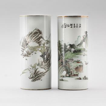 PENSELVASER/PERUKSTOCKAR, 2 st, porslin, Kina, 1900-tal.