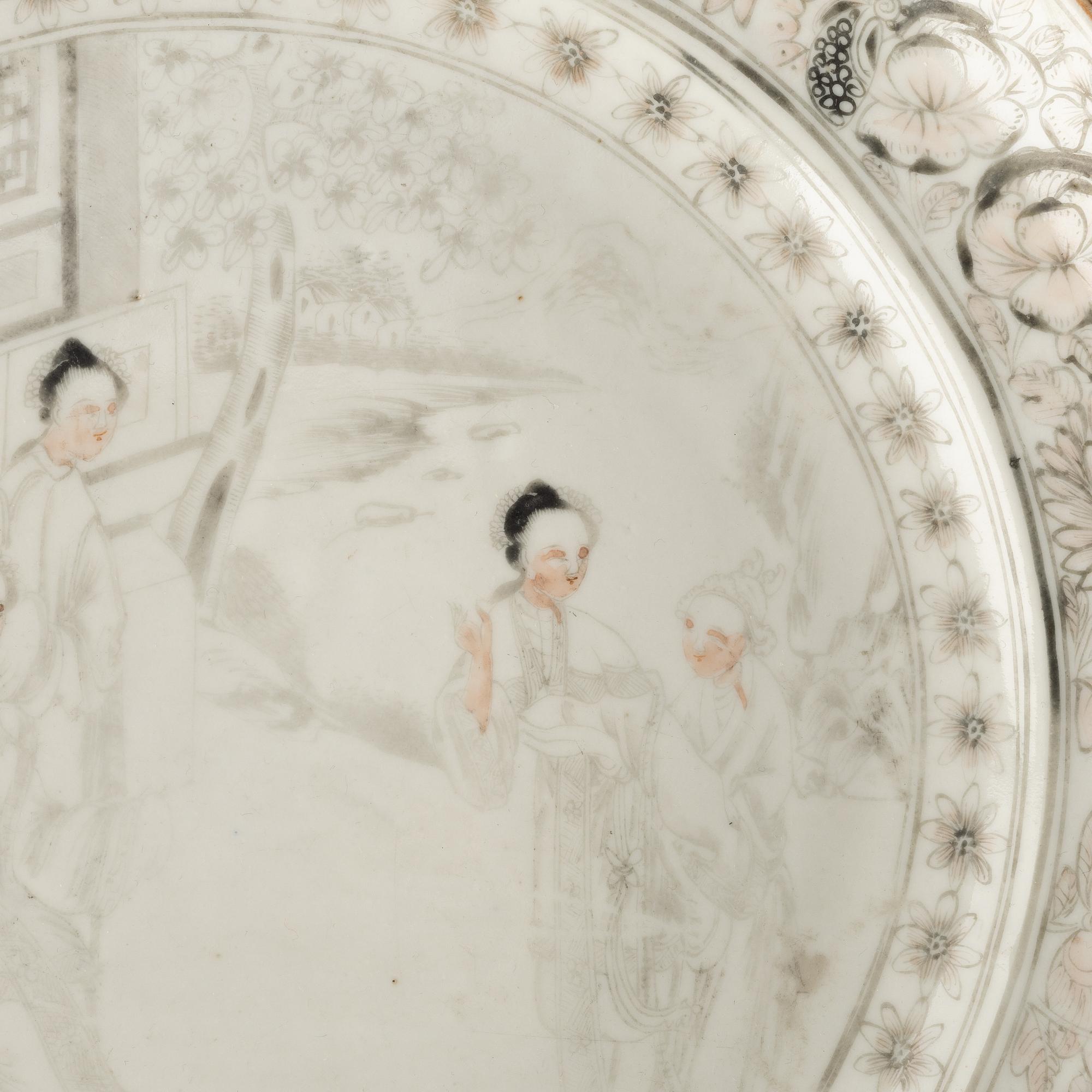 A pair of grisaille dinner plates, Qing dynasty, 19th century.