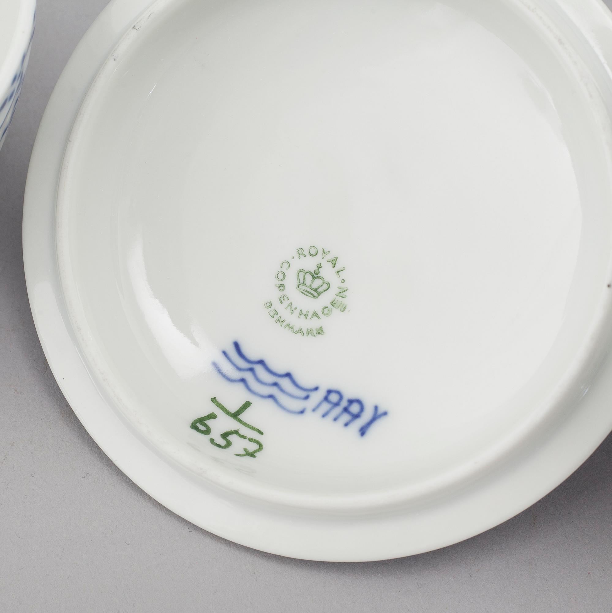 15 pieces of porcelain tableware from Royal Copenhagen, model "Musselmalet", second half of the 20th century.