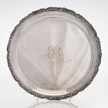 A silver cake server, and a silver platter, silver, J. E. Fagerroos, Helsinki 1874 and Kultakeskus, Hämeenlinna 1956.