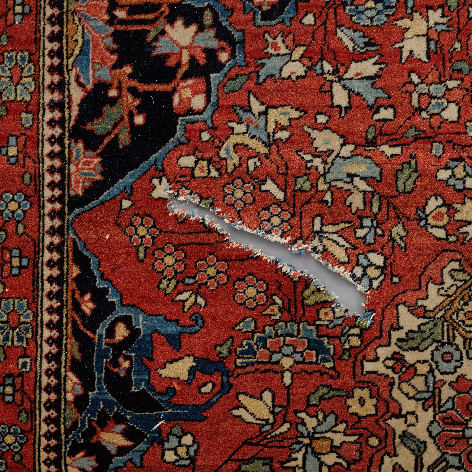 A RUG, a semi-antique Kashan Motachem, ca 217,5 x 134 cm.