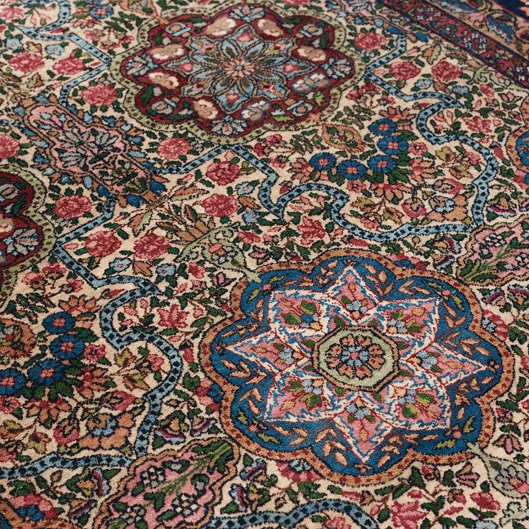 CARPET. Semi-Antique Kerman. 382 x 286,5 cm.