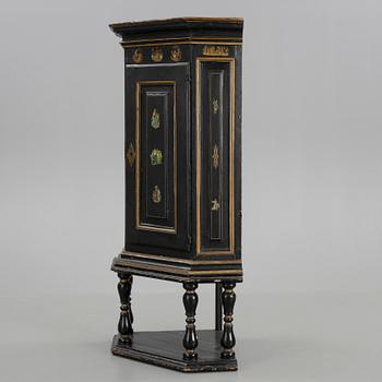 HÖRNSKÅP, barock, 1700-tal.