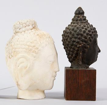 SKULPTURER, 2 st, marmor, mässing, 1900-tal.